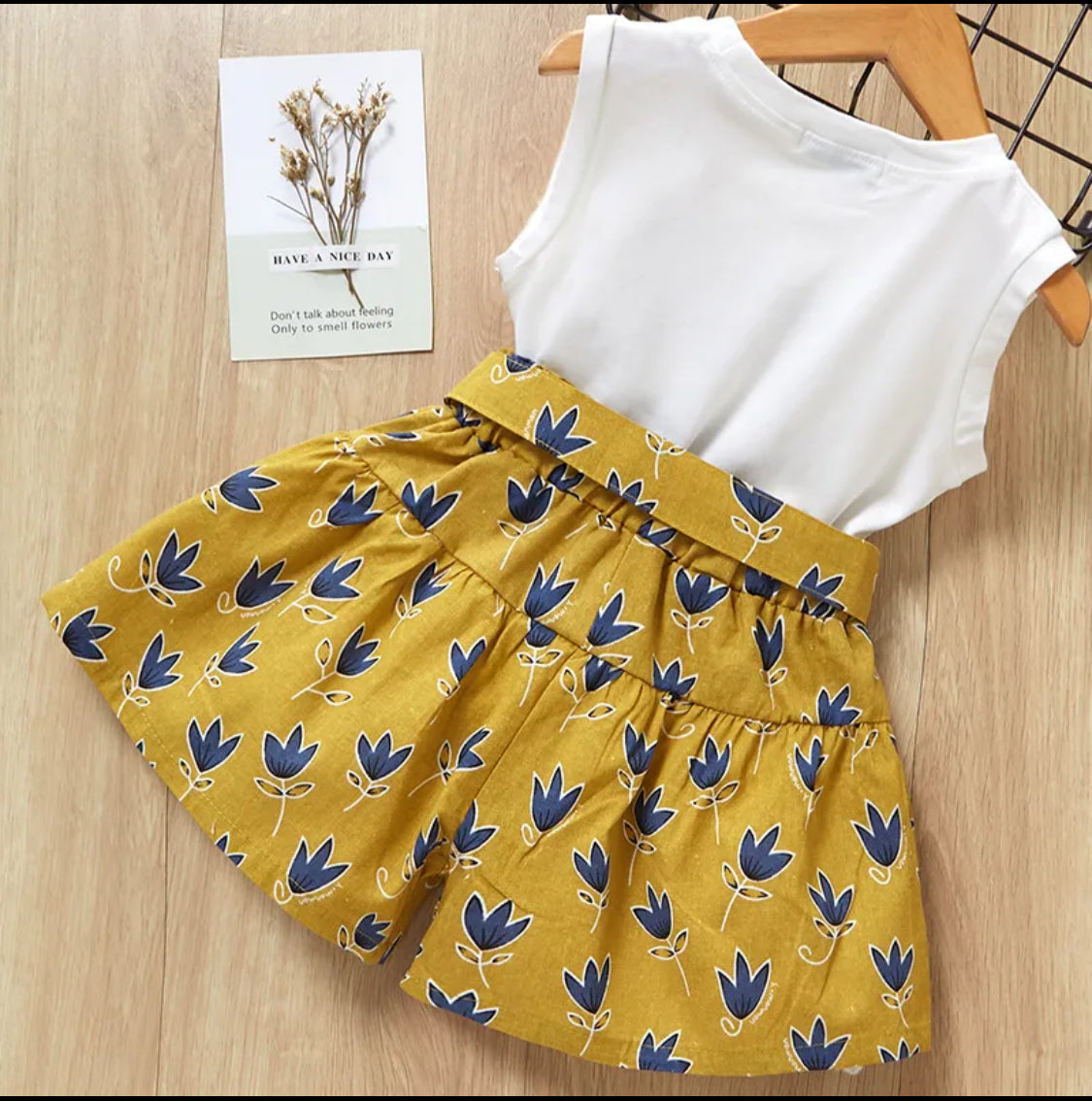 Cartoon print,kids set in yellow.