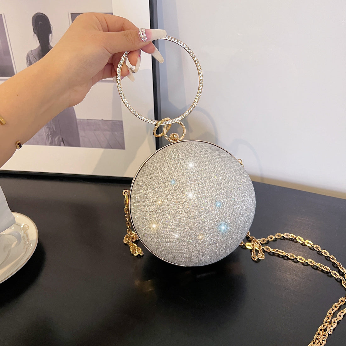 Round polyester bag.