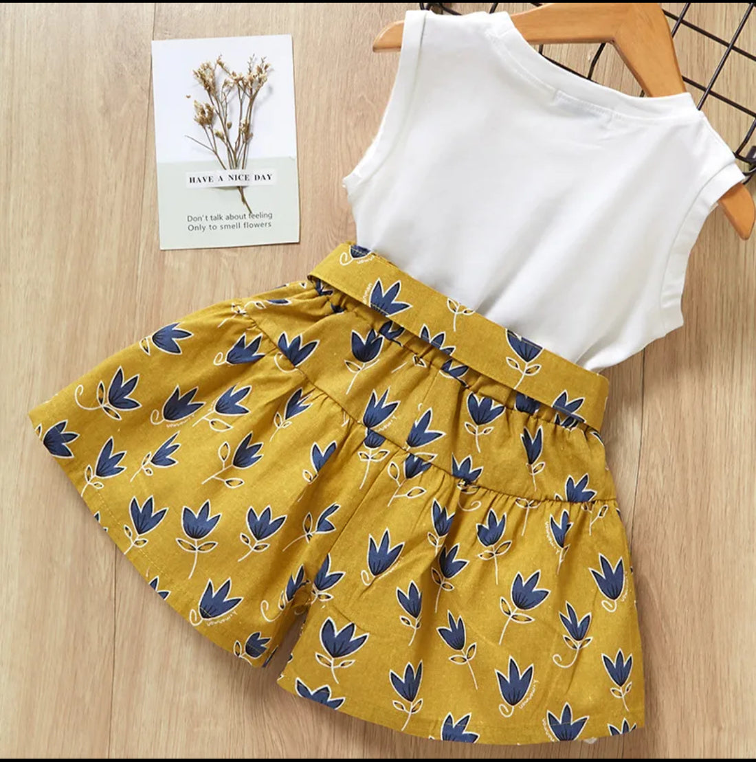 Cartoon print,kids set in yellow.