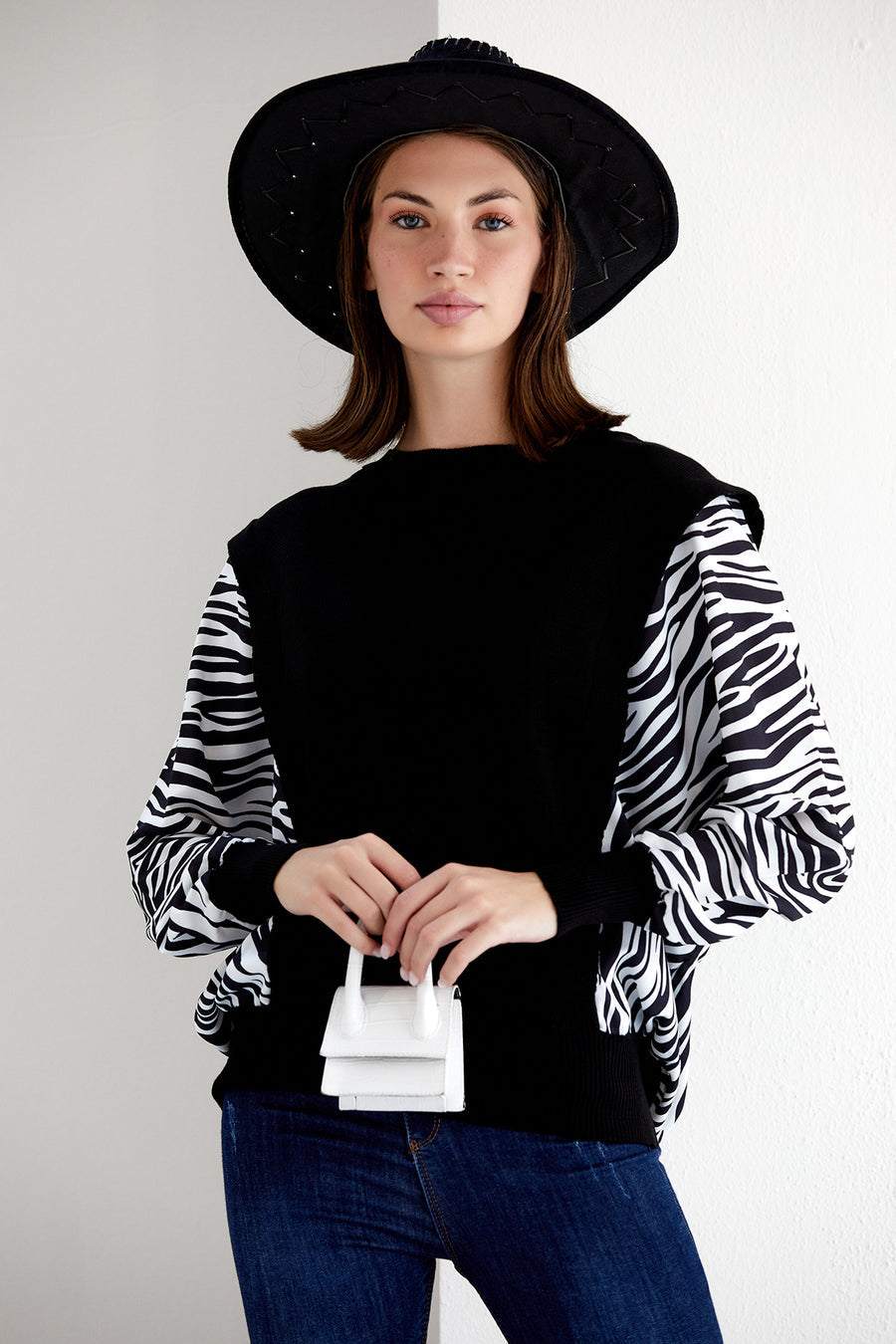 LONG SLEEVE OVERSIZE KNITTED JUMPER IN BLACK/WHITE ANIMAL PRINT