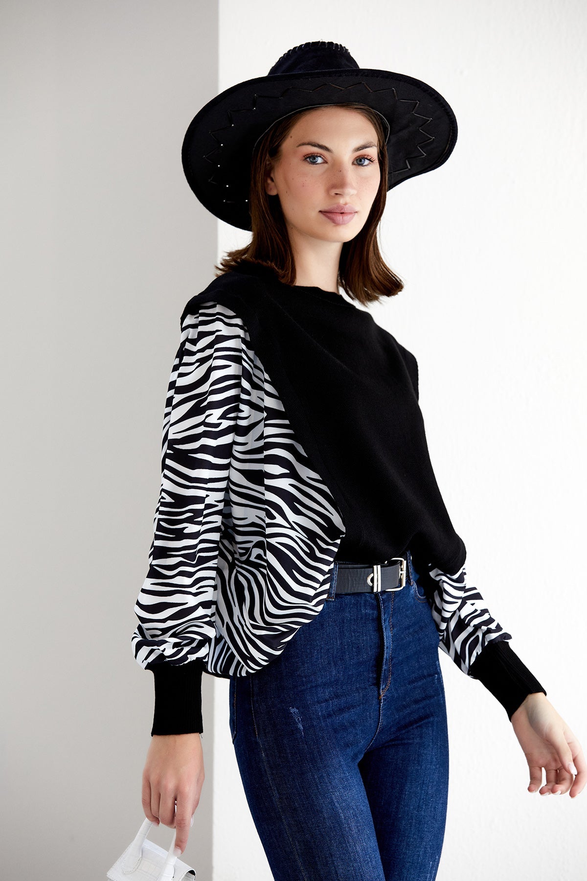 LONG SLEEVE OVERSIZE KNITTED JUMPER IN BLACK/WHITE ANIMAL PRINT