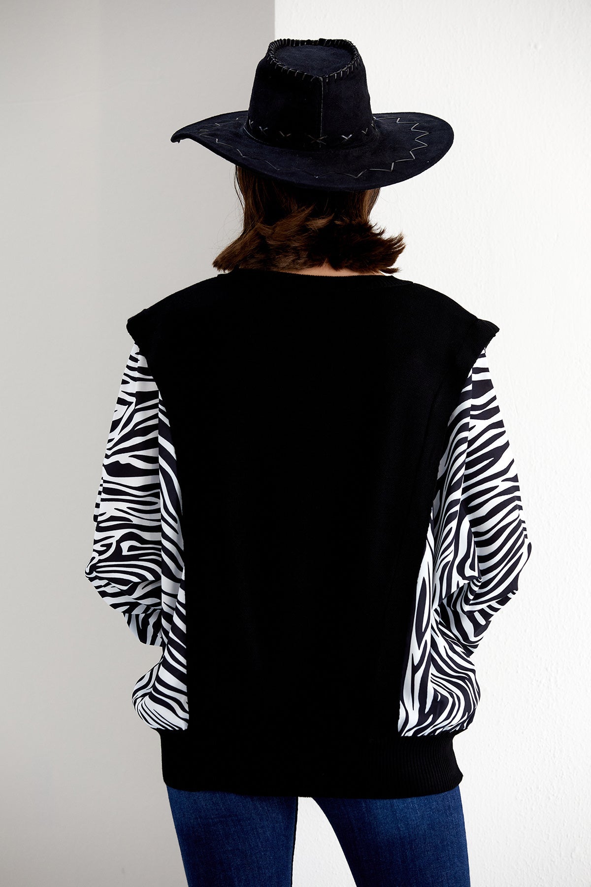 LONG SLEEVE OVERSIZE KNITTED JUMPER IN BLACK/WHITE ANIMAL PRINT